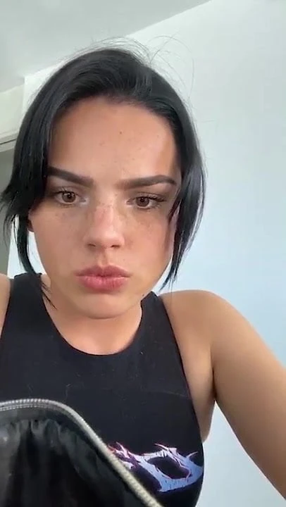 Penaltyporn – Pornstar rating random dicks on livestream