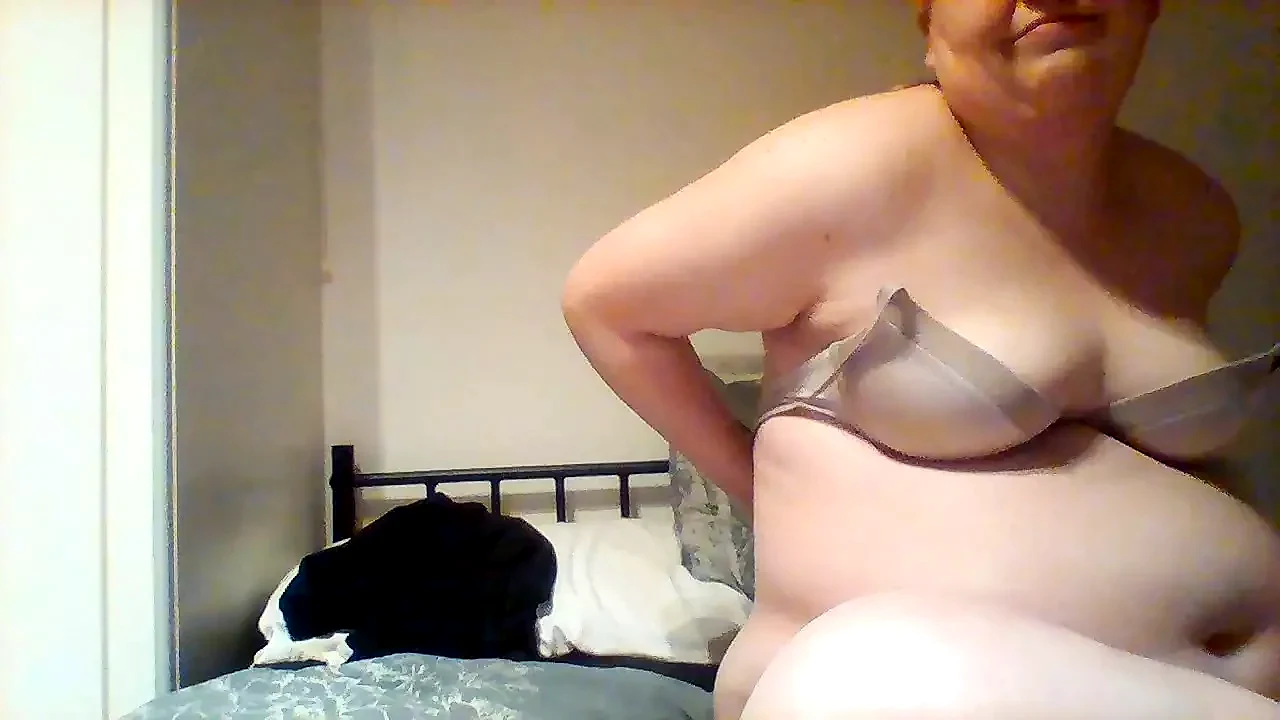 Solo Girl Shows Tits and Pussy in 20-Minute Session